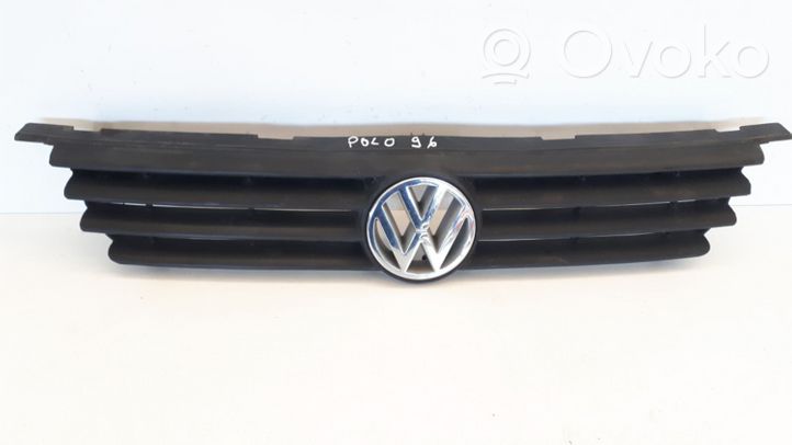 Volkswagen Polo III 6N 6N2 6NF Griglia superiore del radiatore paraurti anteriore 