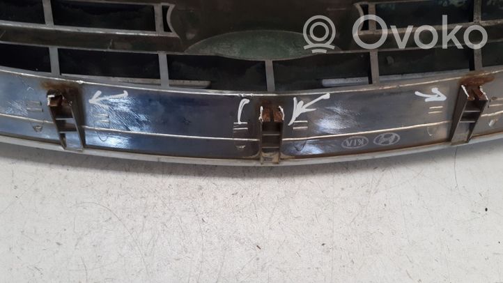 KIA Carens I Grille calandre supérieure de pare-chocs avant 