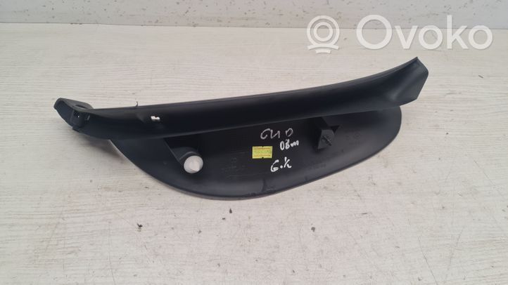 Renault Clio III Garniture latéral de hayon / coffre 8200325413