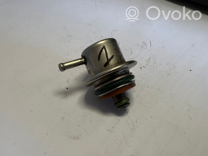 Audi A4 S4 B5 8D Regolatore di pressione del carburante 078133534A