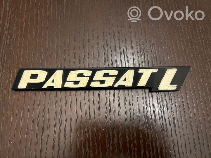 Volkswagen PASSAT B2 Значок производителя / буквы модели 321853687S