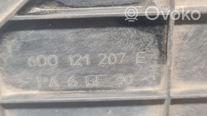 Volkswagen Fox Jäähdyttimen jäähdytinpuhaltimen suojus 6Q0121207E