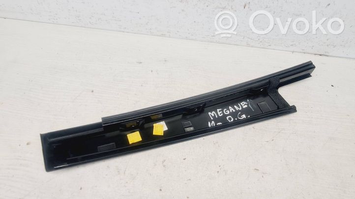 Renault Megane III Moulures des vitres de la porte arrière 822830014R