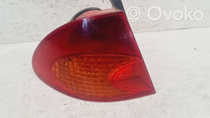 Toyota Avensis T220 Lampa tylna 2329