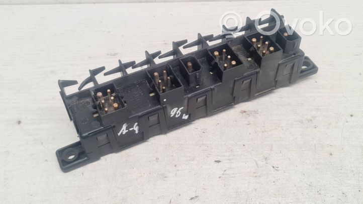 Audi A4 S4 B5 8D Module de fusibles 4A0941822