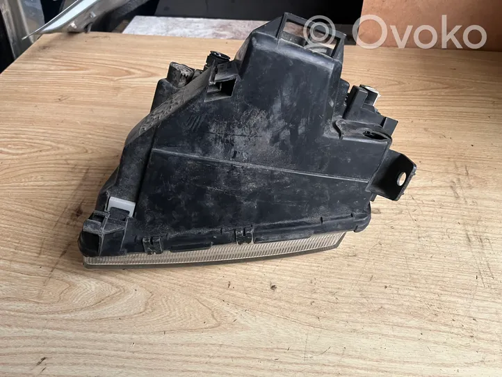 Audi A4 S4 B5 8D Lampa przednia 8D0941004A