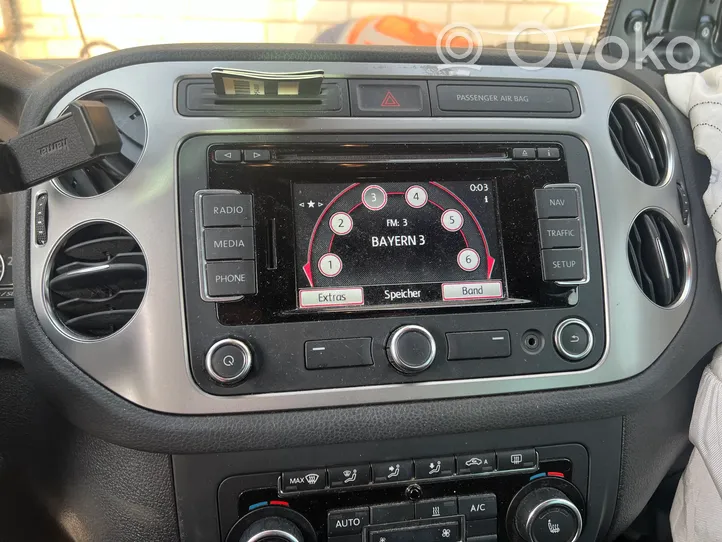 Volkswagen Tiguan Unité principale radio / CD / DVD / GPS 3C8035279
