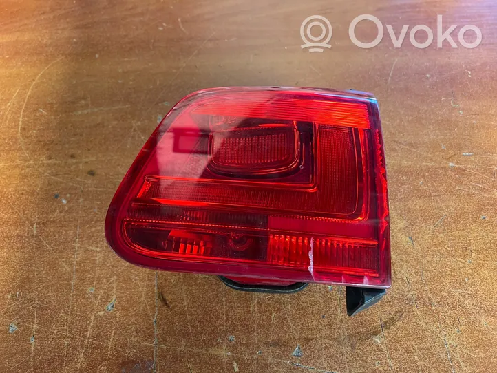 Volkswagen Tiguan Lampy tylnej klapy bagażnika 5N0945094G