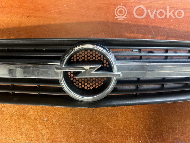 Opel Meriva A Grille calandre supérieure de pare-chocs avant 13117843