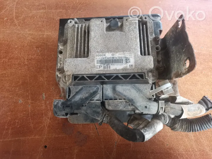 Opel Zafira B Engine control unit/module 55205622