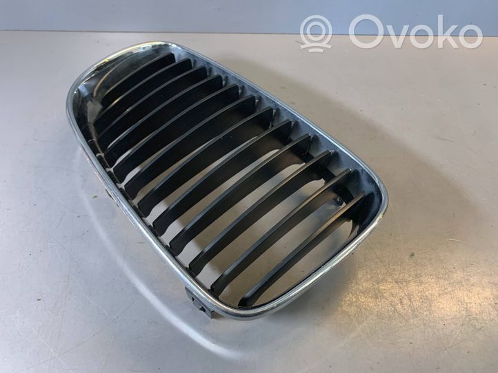 BMW 1 E81 E87 Maskownica / Grill / Atrapa górna chłodnicy 7179656