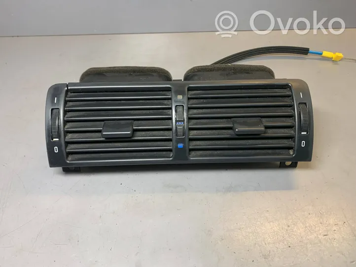BMW 3 E46 Centrālais gaisa ventilācijas režģis 8363199