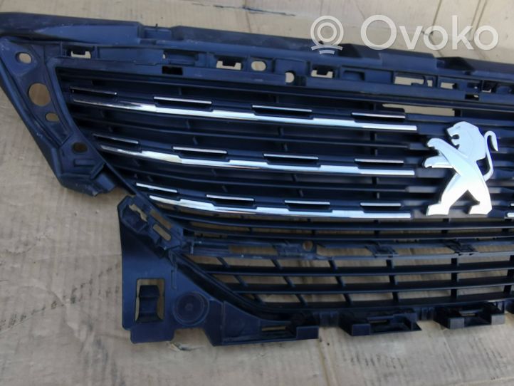 Peugeot 5008 II Maskownica / Grill / Atrapa górna chłodnicy 9814783380