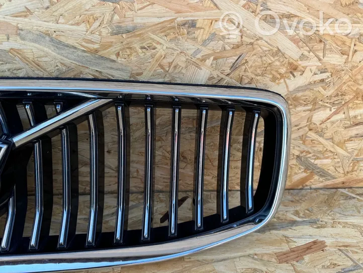 Volvo S90, V90 Etupuskurin ylempi jäähdytinsäleikkö 32234088