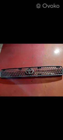 Toyota RAV 4 (XA10) Grille calandre supérieure de pare-chocs avant 