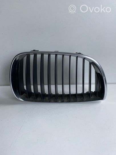 BMW 1 E82 E88 Grille calandre supérieure de pare-chocs avant 7077130