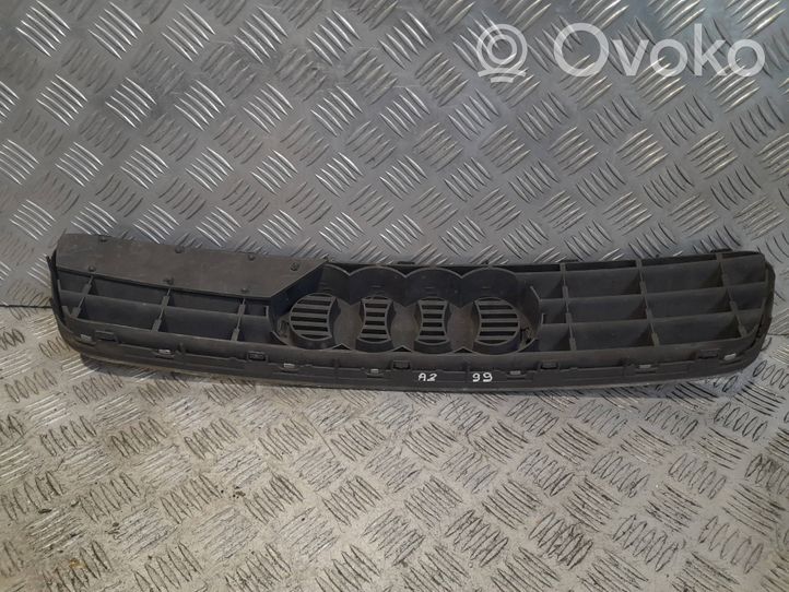 Audi A3 S3 8L Grotelės viršutinės 8L0807683