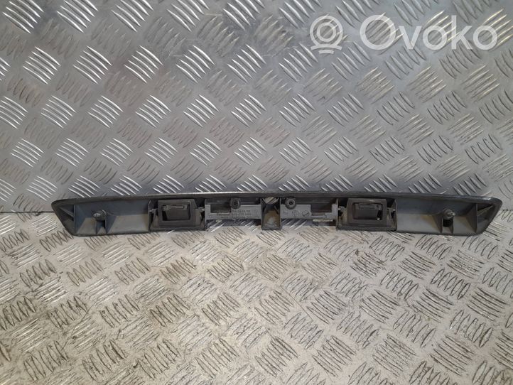 Audi A3 S3 8L Listwa oświetlenie tylnej tablicy rejestracyjnej 8D9827576