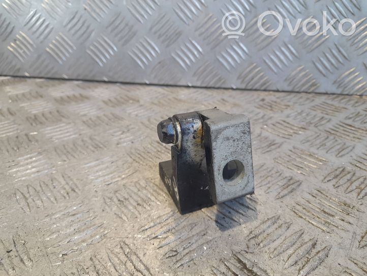 Volkswagen Touareg I Rear door upper hinge 7L0833401B