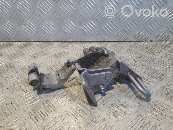 Audi A4 S4 B7 8E 8H Cerniera superiore della portiera anteriore 8E0831412B