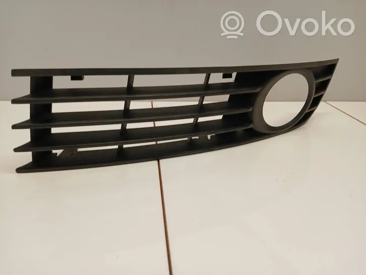 Audi A4 S4 B6 8E 8H Grille inférieure de pare-chocs avant 8E0807681