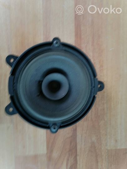 Renault Clio III Enceinte de porte arrière 8200372738