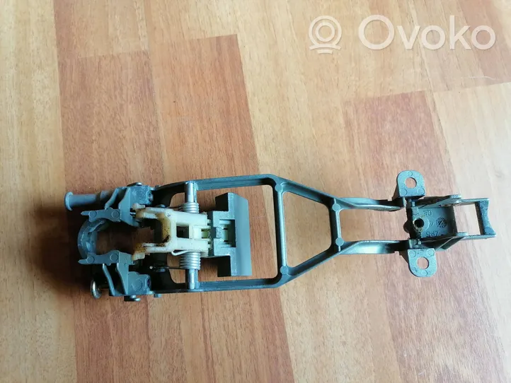 Volkswagen Touareg I Support poignée extérieur de porte avant 7L0837885C