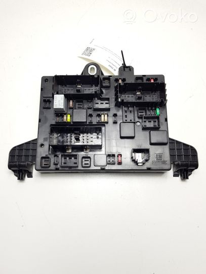 Opel Zafira C Module de fusibles 13368651