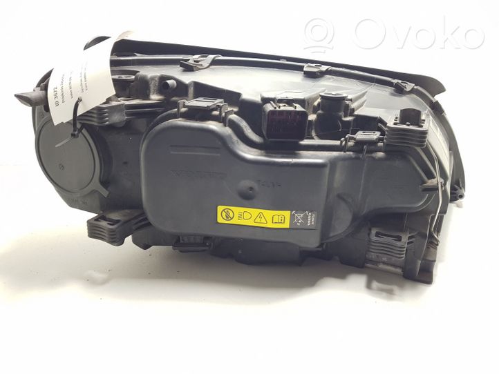 Volvo XC70 Lampa przednia 31283917