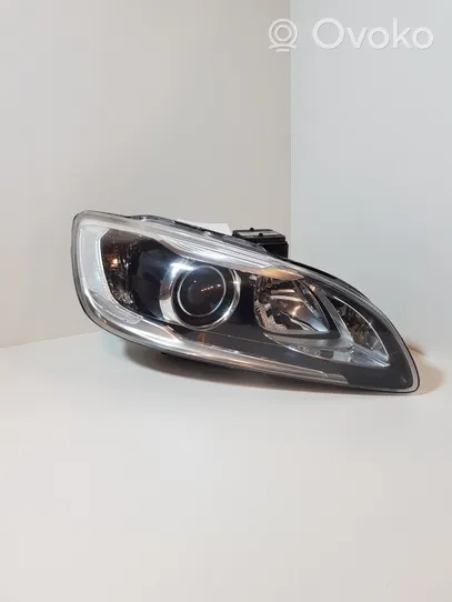 Volvo V60 Lampa przednia 31698821