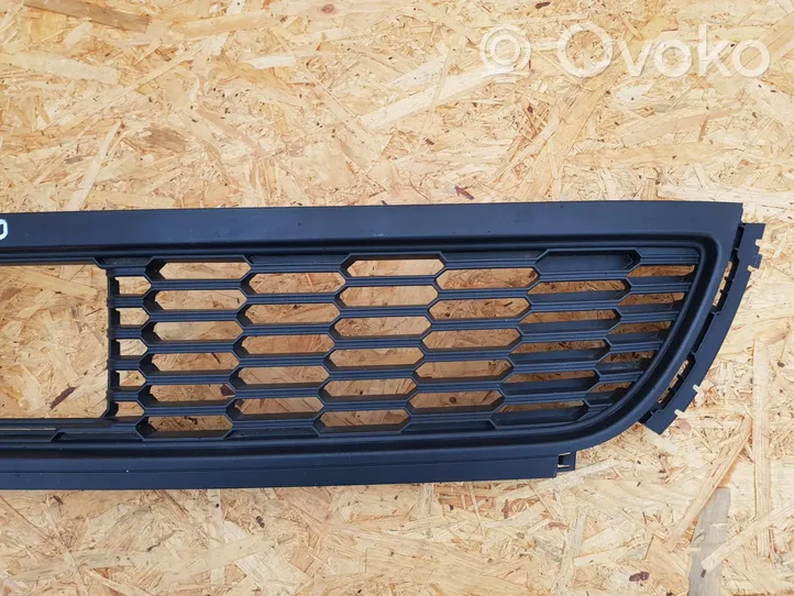 Volkswagen Polo VI AW Maskownica / Grill / Atrapa górna chłodnicy 6R0853677J