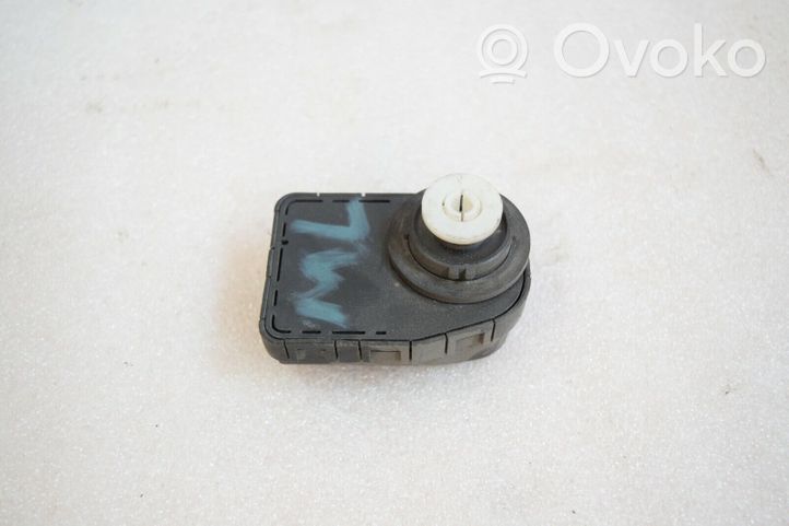 Mercedes-Benz E W210 Headlight level adjustment motor 00745701