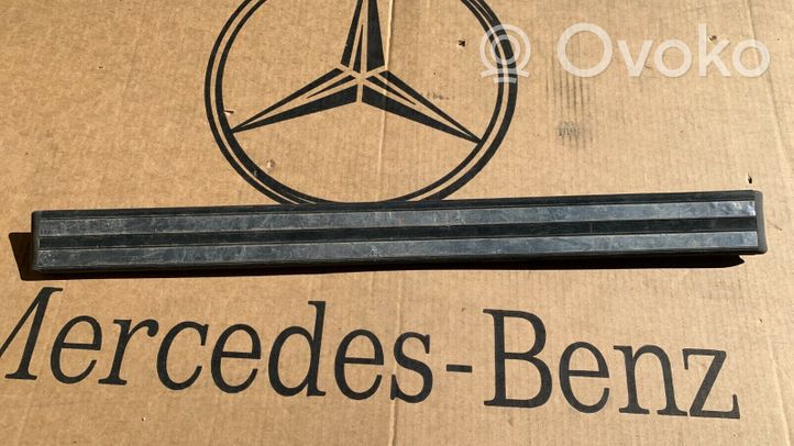 Mercedes-Benz E W210 Garniture, jupe latérale/bas de caisse avant A2106802335