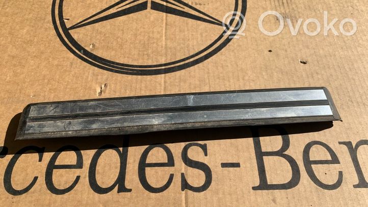 Mercedes-Benz C W202 Etuoven kynnyksen suojalista A2026800335