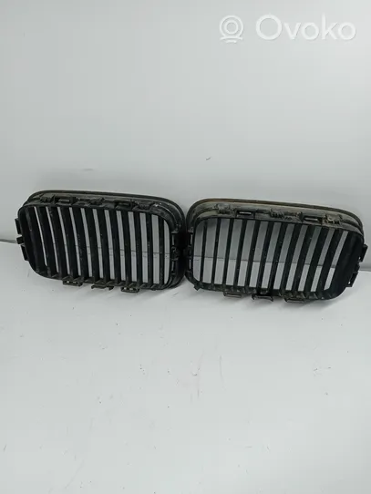 BMW 3 E36 Maskownica / Grill / Atrapa górna chłodnicy 8122238