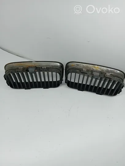 BMW 3 E36 Maskownica / Grill / Atrapa górna chłodnicy 8122238