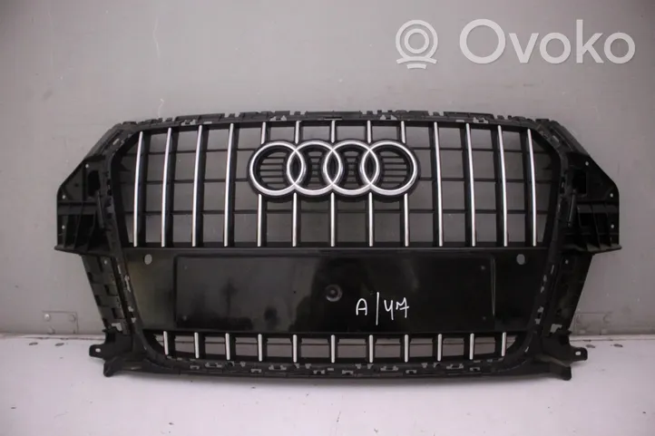 Audi Q3 8U Grotelės viršutinės 8U0853653