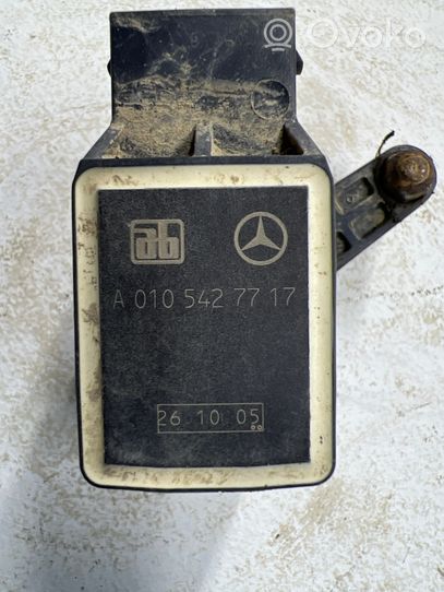 Mercedes-Benz E W211 Czujnik poziomowania zawieszenia tylny A0105427717