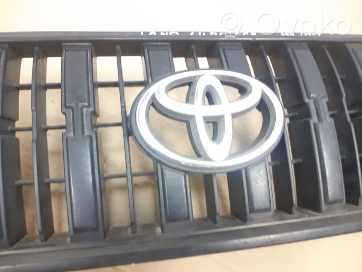 Toyota Land Cruiser (J100) Maskownica / Grill / Atrapa górna chłodnicy 