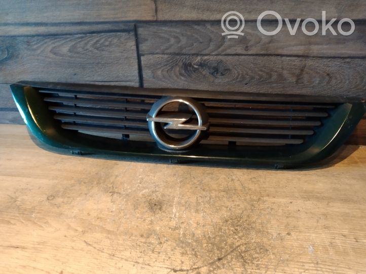 Opel Vectra B Etupuskurin ylempi jäähdytinsäleikkö 