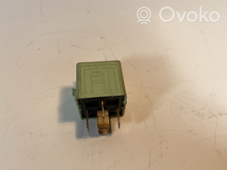 BMW 5 E39 Fuel pump relay V23134K59X312