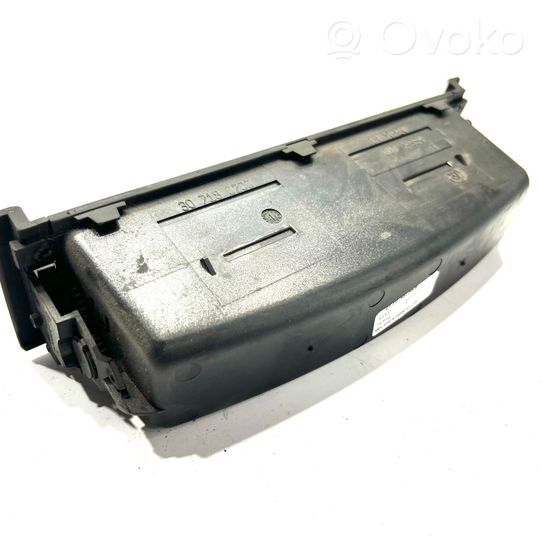 BMW 3 E46 Hansikaslokeron keskikonsoli 8202188