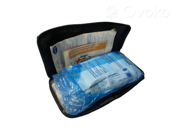 Mercedes-Benz C W203 Trousse de premiers secours A2038600050