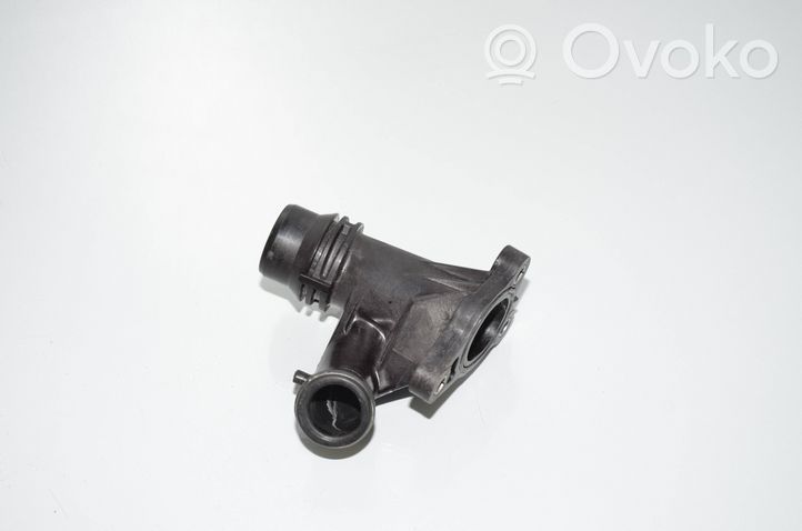 BMW 2 F46 Termostaatin kotelo 8472111