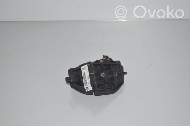 BMW 2 F46 Podpora mocowania półki bagażnika 7360971