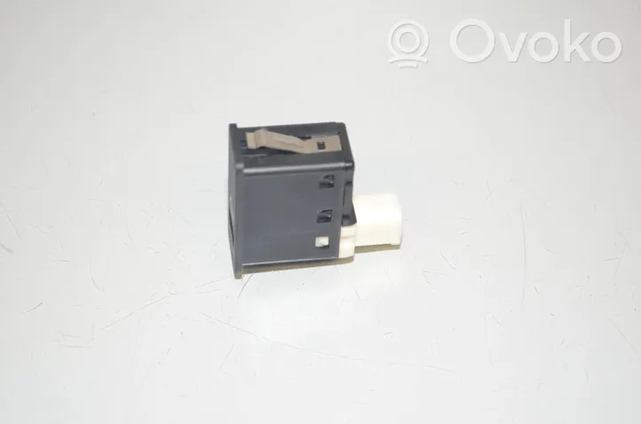 BMW 2 F46 USB jungtis 6820397