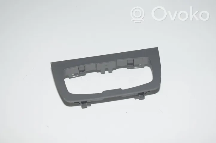 BMW 3 F30 F35 F31 Rivestimento della console di illuminazione installata sul rivestimento del tetto 9218531