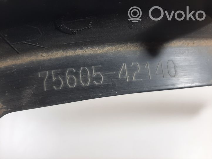 Toyota RAV 4 (XA40) Listwa błotnika tylnego 7560542140