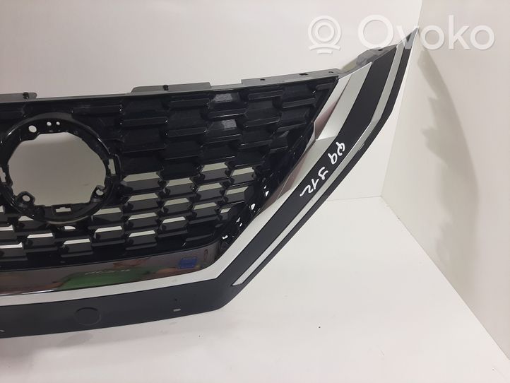 Nissan Qashqai J12 Grille calandre supérieure de pare-chocs avant 623106UAAA