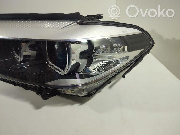 BMW 5 G30 G31 Lampa przednia 8499111